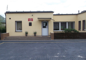 Budynek przedszkola wraz z ogródkiem
