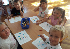 Dzieci malują kredkami koła