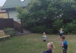 Dzieci biegają po trawie