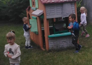 Dzieci bawią w ogrodzie przedszkolnym