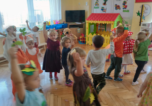 Taniec dzieci z listkami