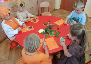 Praca dzieci przy stolikach