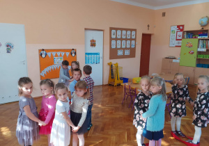 Dzieci tańczą w szarfach