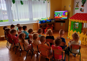 Dzieci oglądają bajkę z okazji Dnia Chłopca