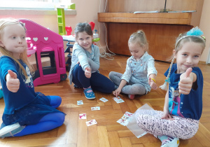 Dziewczynki składają puzzle