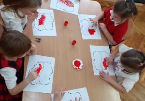 Dzieci malują prace "Flaga"