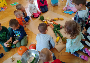Dzieci tworzą ludzika z warzyw