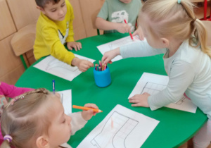 Dzieci malują rysunek kaloszy