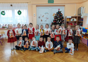 Dzieci pozuj ze swoimi prezentami od św. Mikołaja