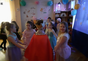 Dziewczynki tańczą w kółku