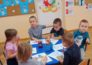 Dzieci malują przy stoliku