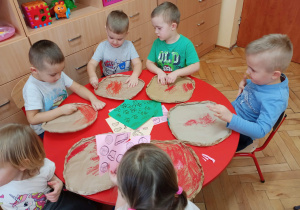 Dzieci wykonują pracę plastyczną "Pizza"