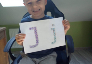 Piotruś prezentuje literkę "J,j".