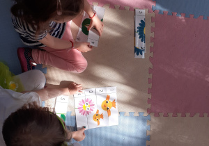Dzieci układają wiosenne puzzle.