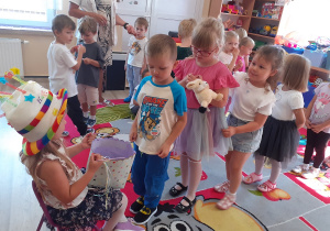 Przedszkolaki składają życznia urodzinowe Tosi.