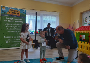 Pan Maciek i dwójka przedszkolaków.