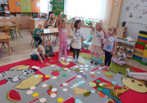 Przedszkolaki szukają kropek odpowiedniej wielkości.