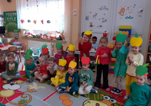 Dzieci dopingują koleżance w jabłkowym konkursie.