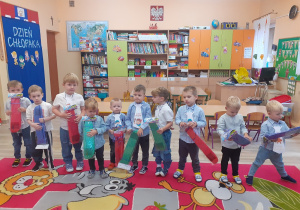 Chłpocy ze swoimi prezentami.