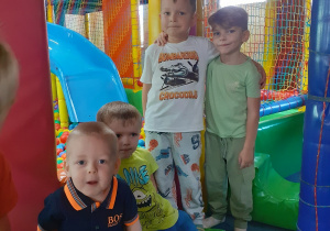 Chłopcy pozują do wspólnego zdjęcia.