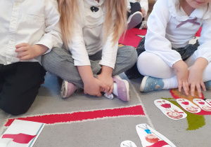 Przedszkolaki wykonują zadanie.