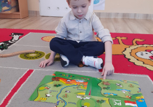 Gabryś układa puzzle.