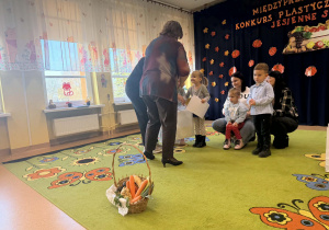 Laura odbiera dyplom i nagrodę zrąk panidyrektor.