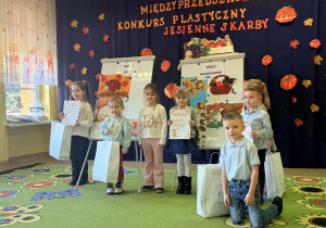 Wspólna fotografia nagrodzonych dzieci.