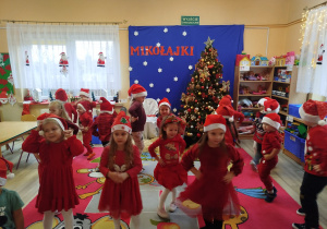 Taniec przedszkolaków przy świątecznej piosence.