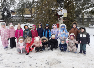 Zimowe zabawy na śniegu.