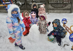 Dzieci lepią bałwana.