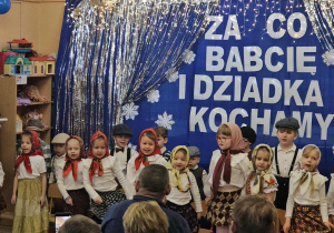 Przedszkolaki śpiewają piosenki.