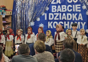 Dzieci recytują wiersze.