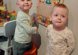 Chłopcy bawią się w kąciku zabaw.