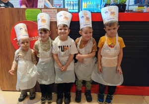 Chłopcy czekają na pizzę.