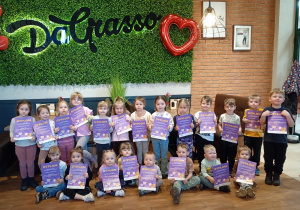 Grupa przedszkolaków z dyplomami po warsztatach.