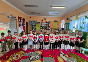 Grupa dzieci z flagami.
