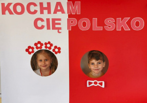 Przedszkolaki na tle flagi państwowej.